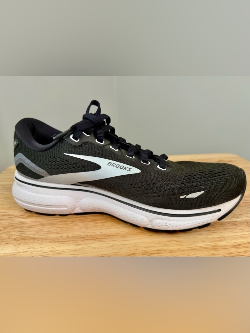 Brooks Ghost 15 Black Womens’s Size 8.5 Medium Running Sneakers